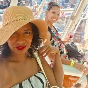 Meet your Poshers, Courtney and Nicole!